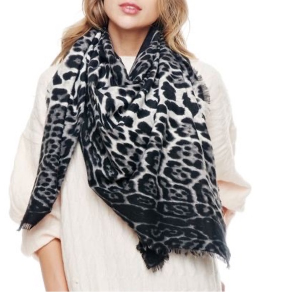 Elegant Black and White Scarf - Picture 1 of 6